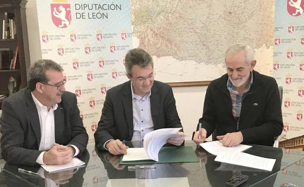 Firma de convenio en la Diputación.