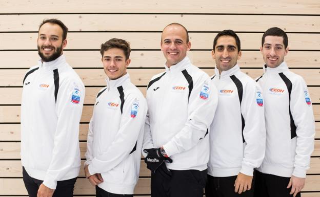 Eduardo de Paz, segundo por la izquierda, con el equipo nacional de curling.