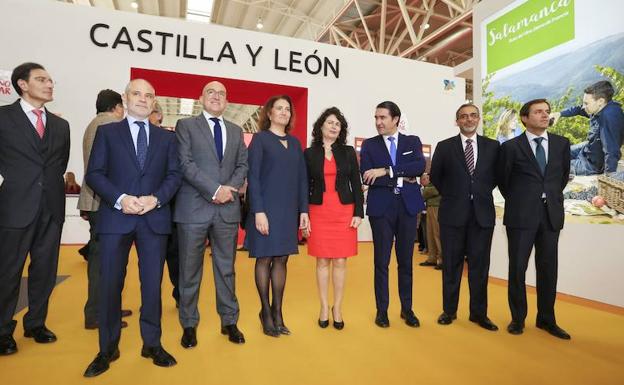 Representantes de varias instituciones de Castilla y León curante la inauguración oficial de Intur celebrada esta mañana.