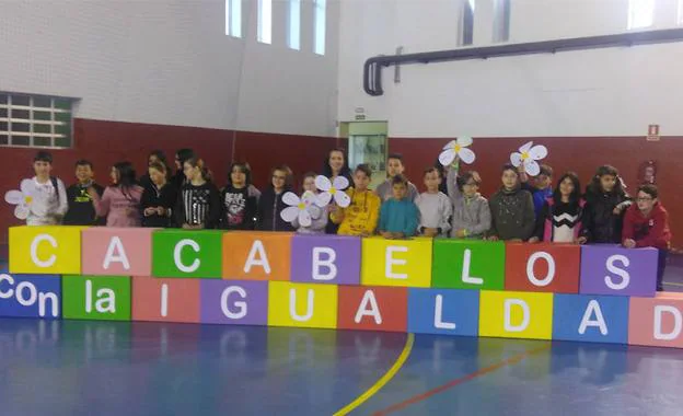 Más de 300 alumnos de Cacabelos participan en los actos del Día de la Eliminación de la Violencia de Género