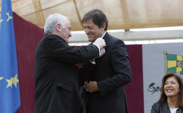 El presidente del Principado recibe en La Coruña la insignia de oro de los asturianos afincados en la localidad. 