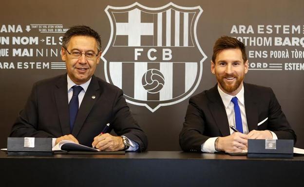 Messi, durante la firma. 