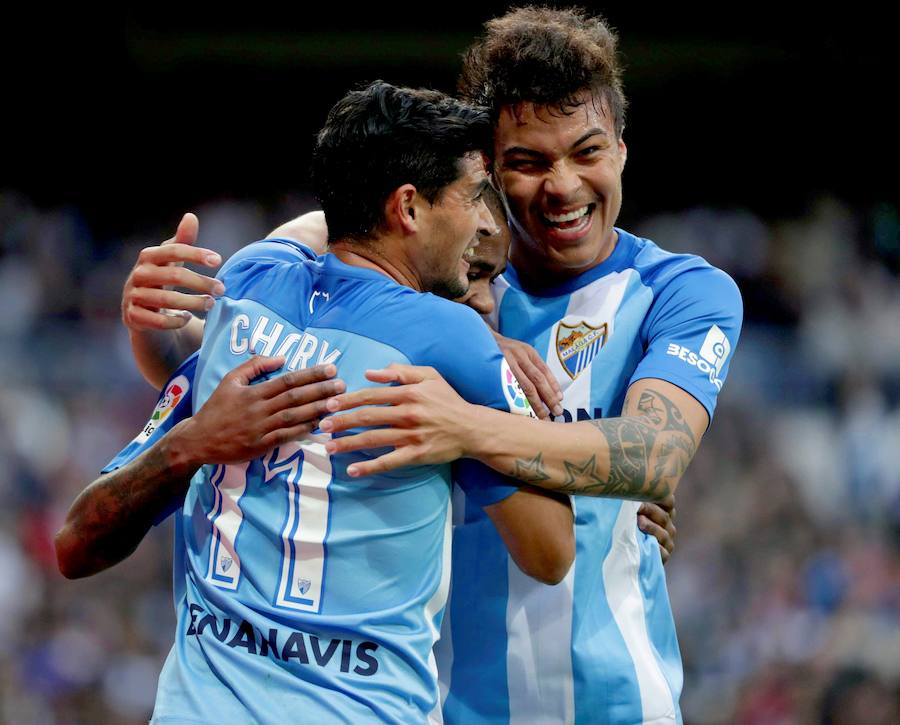 El Real Madrid venció al Málaga 3-2 en el Santiago Bernabéu. Un partido loco donde Benzema abrió la lata y Casemiro volvió a poner ventaja tras el empate de Rolan. El 'Chory' Castro volvió a poner las tablas tras un error de Kiko Casilla y Cristiano, que vio como Roberto paraba su penalti, anotaba a placer en el rechace para dar la victoria a los blancos. 