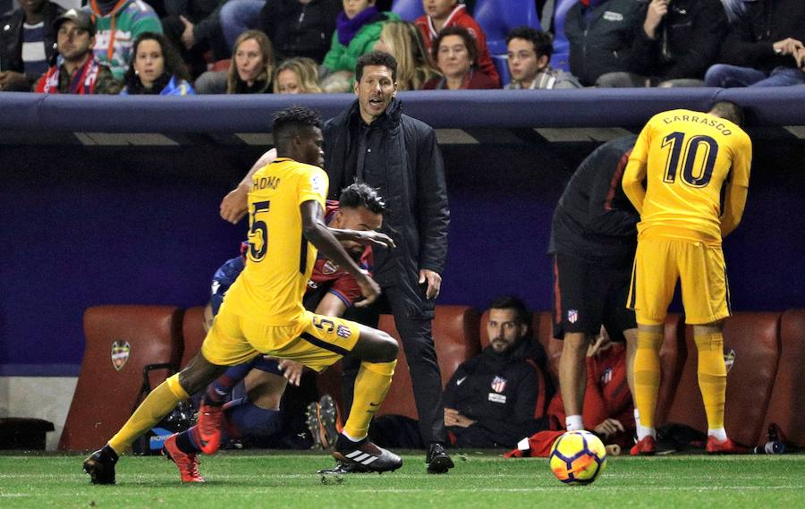 El conjunto rojiblanco venció por 5-0 en el Ciutat de València, donde no había ganado en la última década, con dobletes de Griezmann y Gameiro.