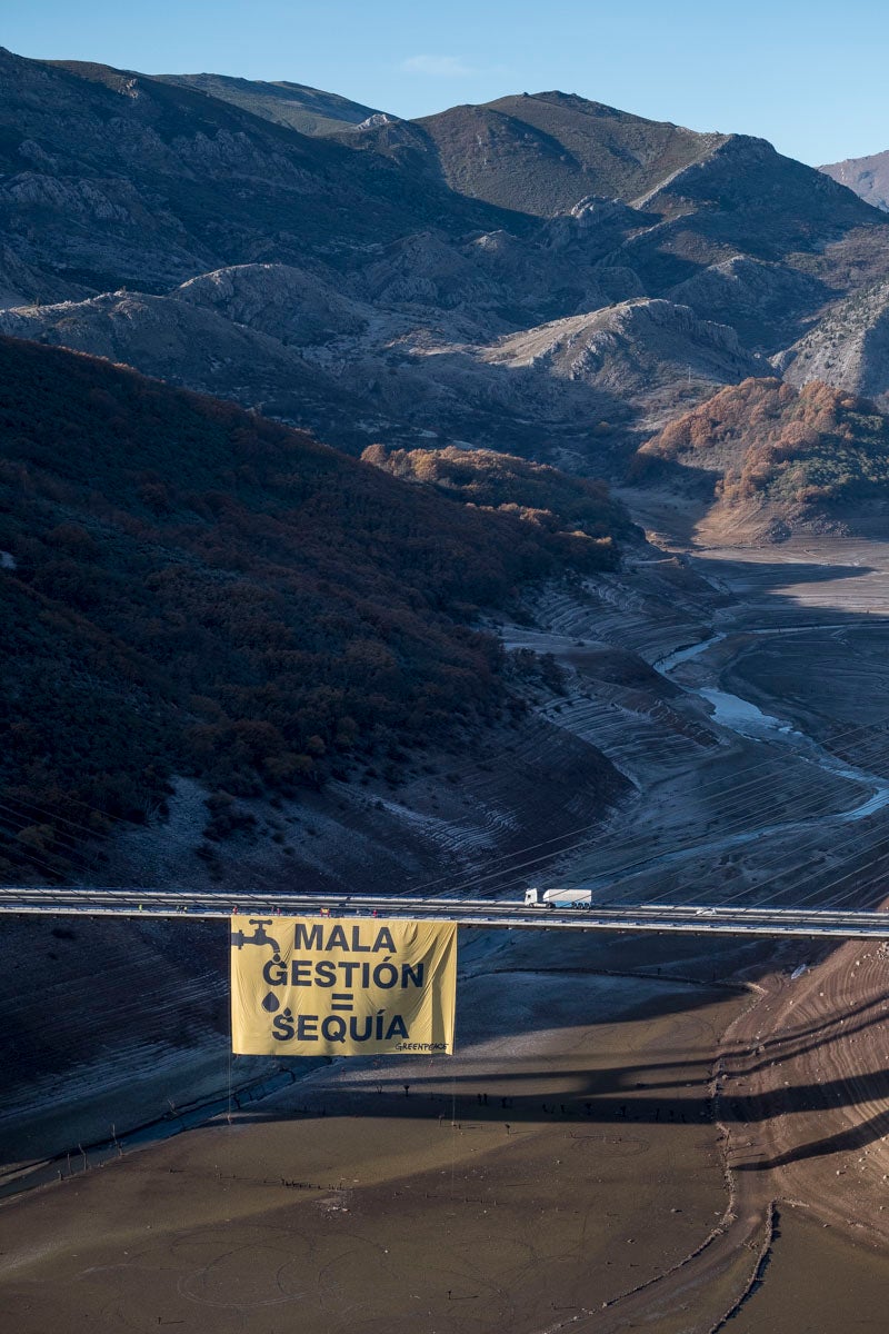 Greenpeace lleva su denuncia por la sequía con una pancarta gigante al pantano de Barrios de Luna.