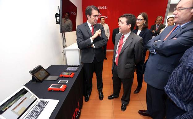 El consejero de Fomento y Medio Ambiente, Juan Carlos Suárez-Quiñones, inaugura las nuevas instalaciones de la empresa GMV.