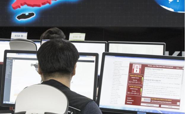 Empleados de la agencia de seguridad cibernética de Corea del Sur analizan la información.