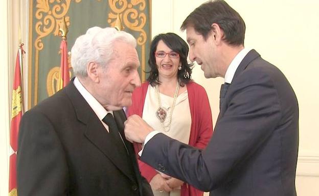 Momento de la imposición de la medalla.