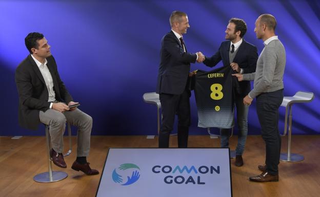 Aleksander Čeferin, presidente de la UEFA, recibió una camiseta de manos de Juan Mata. 