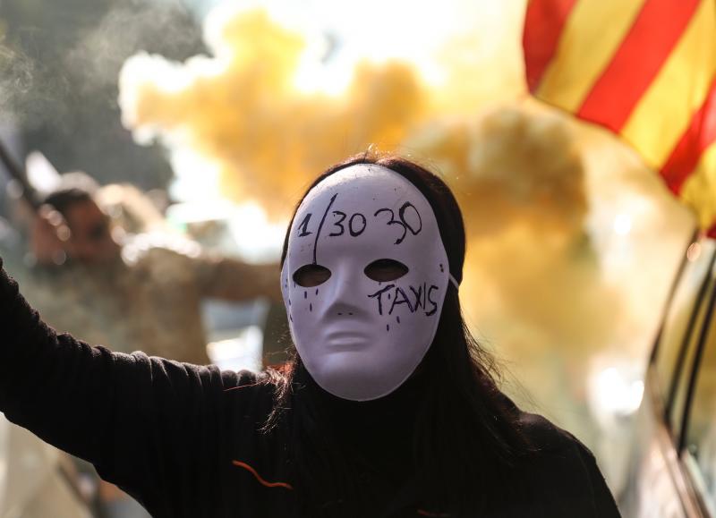 Tensión en la manifestación de los taxistas contra Uber y Cabify