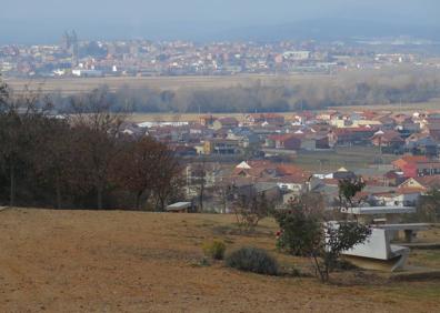 Imagen secundaria 1 - Puente de Hospital de Órbigo, una vista de Astorga y el Crucero de San Justo de la Vega. 