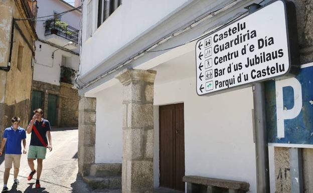 Calles del municipio de San Martín de Trevejo con carteles en "A fala", una derivación del gallego. 