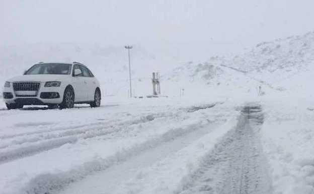 Un coche trata de circular por una carretera.