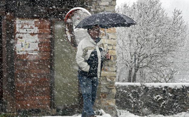 Un hombre bajo la nieve.