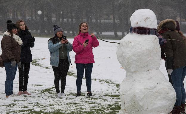 Los jóvenes disfrutan de la nieve. 