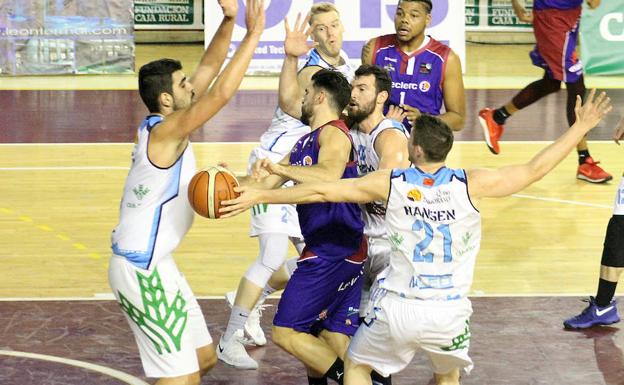 Un jugador de Agustinos trata de superar la defensa.