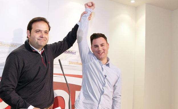 Celestino Rodríguez y Javier Cendón, en el momento de anunciar al ganador de las primarias.