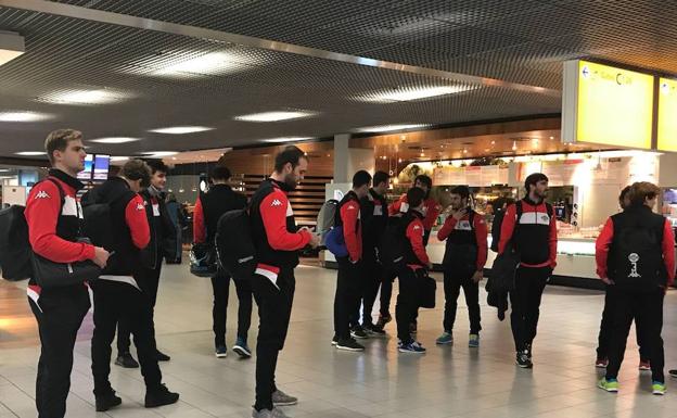 Los jugadores del Ademar, en el Aeropuerto de Amsterdam. 