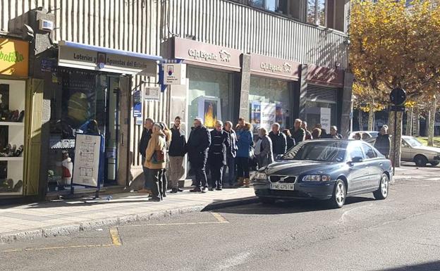 Colas en el exterior de una administración de lotería.