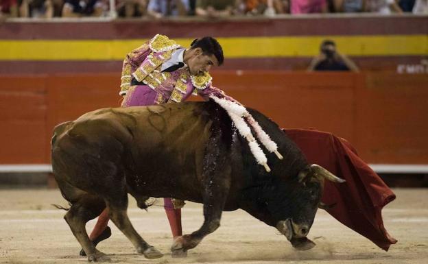 Alejandro Talavante, en plena faena.