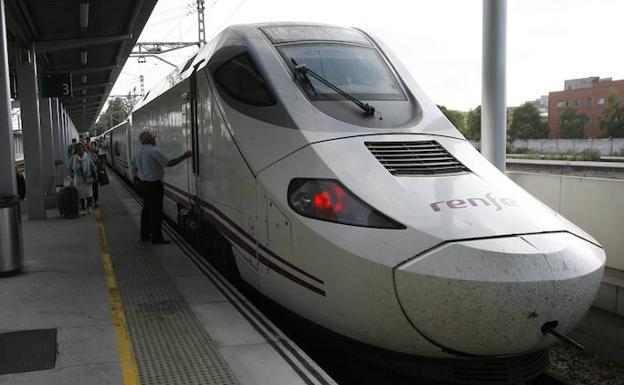 Un tren Alvia en la estación provisional de Gijón.