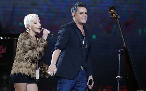 Ana Torroja (i) y Alejandro Sanz, en un concierto.