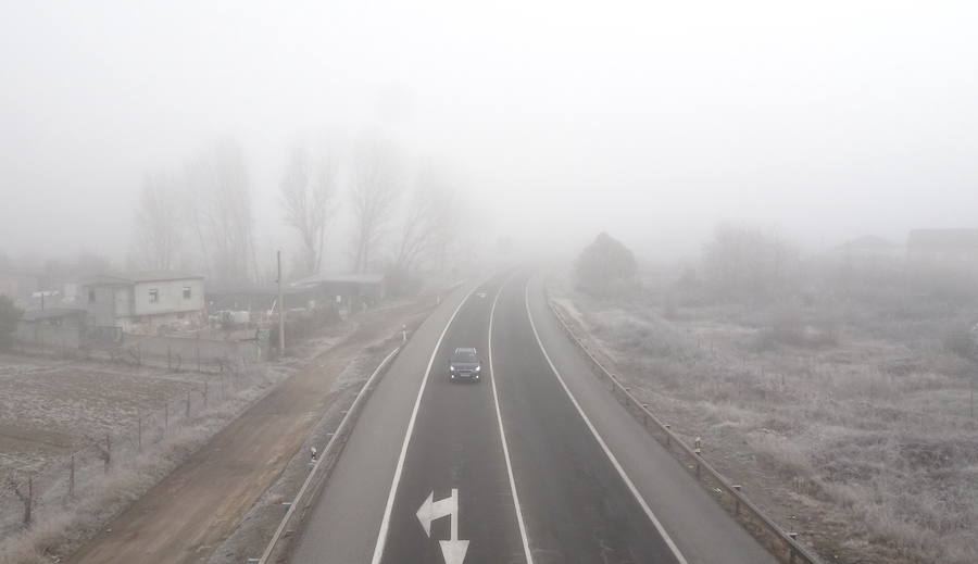 La carretera N-VI a su paso por Ponferrada, afectada por la intensa niebla