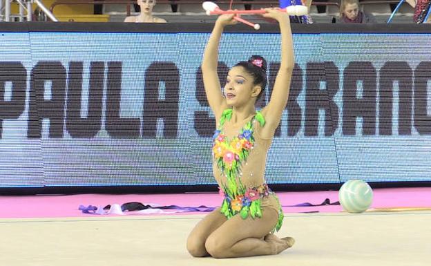 Paula Serrano, durante su ejercicio de mazas.