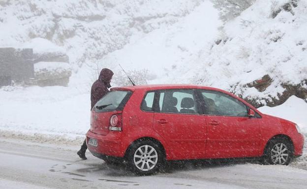 Imagen de un vehículo tras sufrir un accidente por la nieve en Pajares.