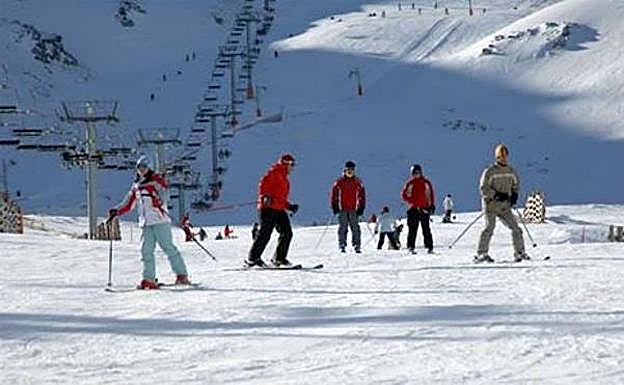 Esquiadores en San Isidro.