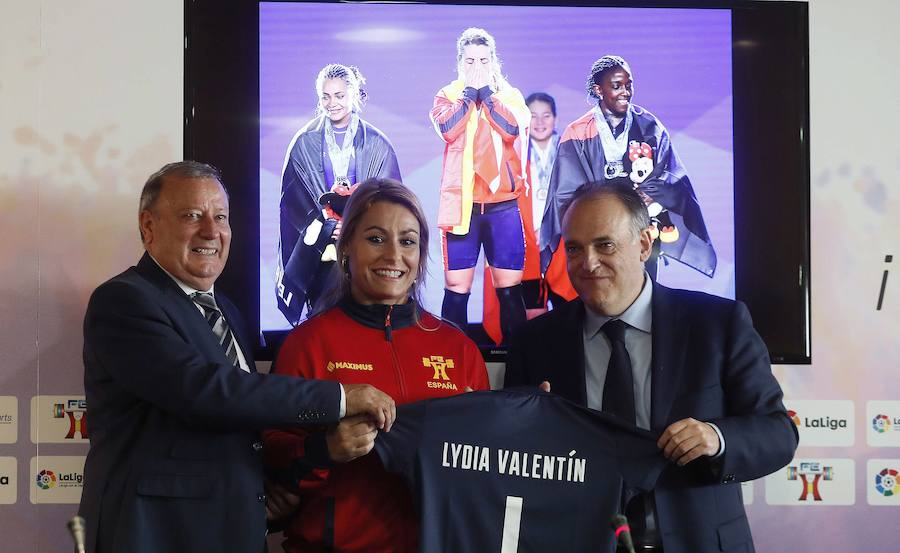 Recibimiento a Lydia Valentín y el equipo de halterofilia en la sede de La Liga