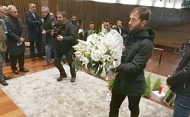 Imagen principal - Diversos momentos de la ofrenda a la Virgen del Camino.