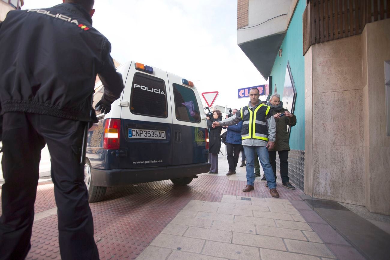 Imagen del momento en el que llega el vehículo policial para el registro con los detenidos.