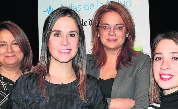 Ana Santiago, periodista de El Norte de Castilla y presentadora de acto, la doctora Alejandra Blum Domínguez y Belén Gallegos y Ángela Prieto (Recoletas).