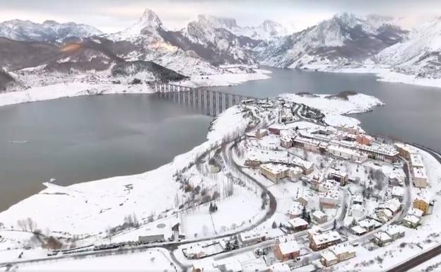 Riaño, cubierto de nieve.