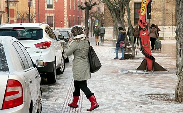 Una señora camina sobre la sal.