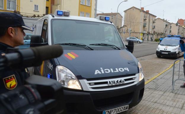 Llegada de los futbolistas a los Juzgados de Aranda.