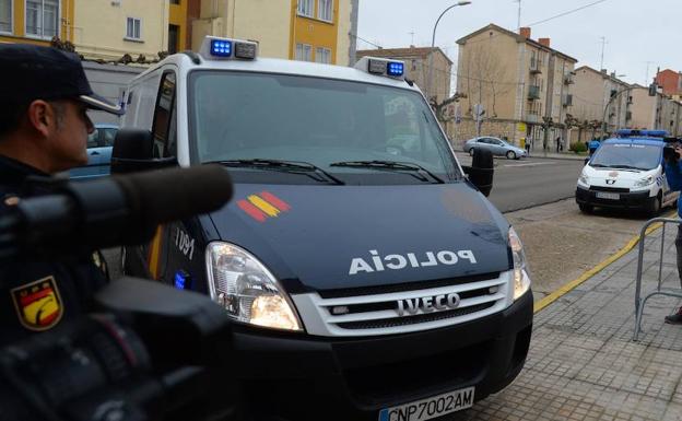 Llegada en el furgón policial.