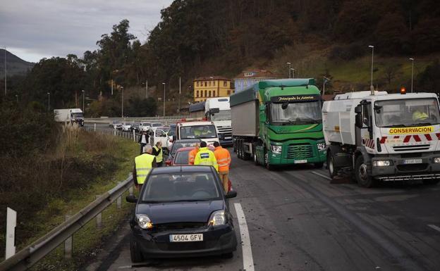 Un camión dirección León pierde su carga de carbón y provoca un choque múltiple en la A-66