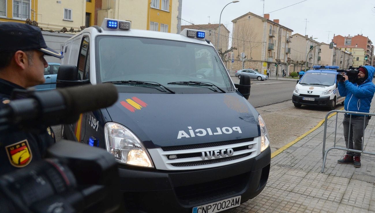 Llegada de los tres detenidos por el caso de abuso sexual en Aranda de Duero para declarar en el juzgado de Aranda de Duero.