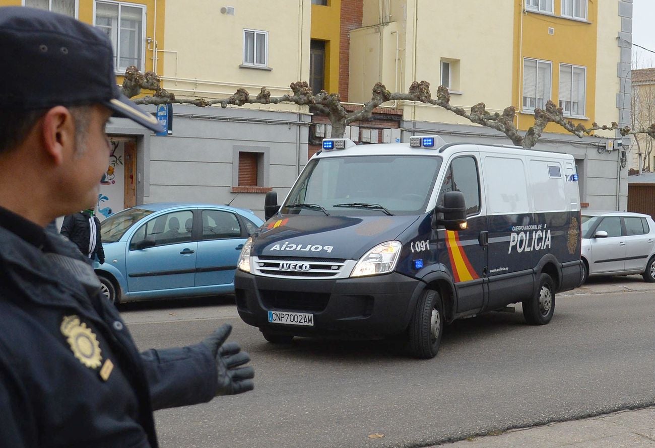 Llegada de los tres detenidos por el caso de abuso sexual en Aranda de Duero para declarar en el juzgado de Aranda de Duero.