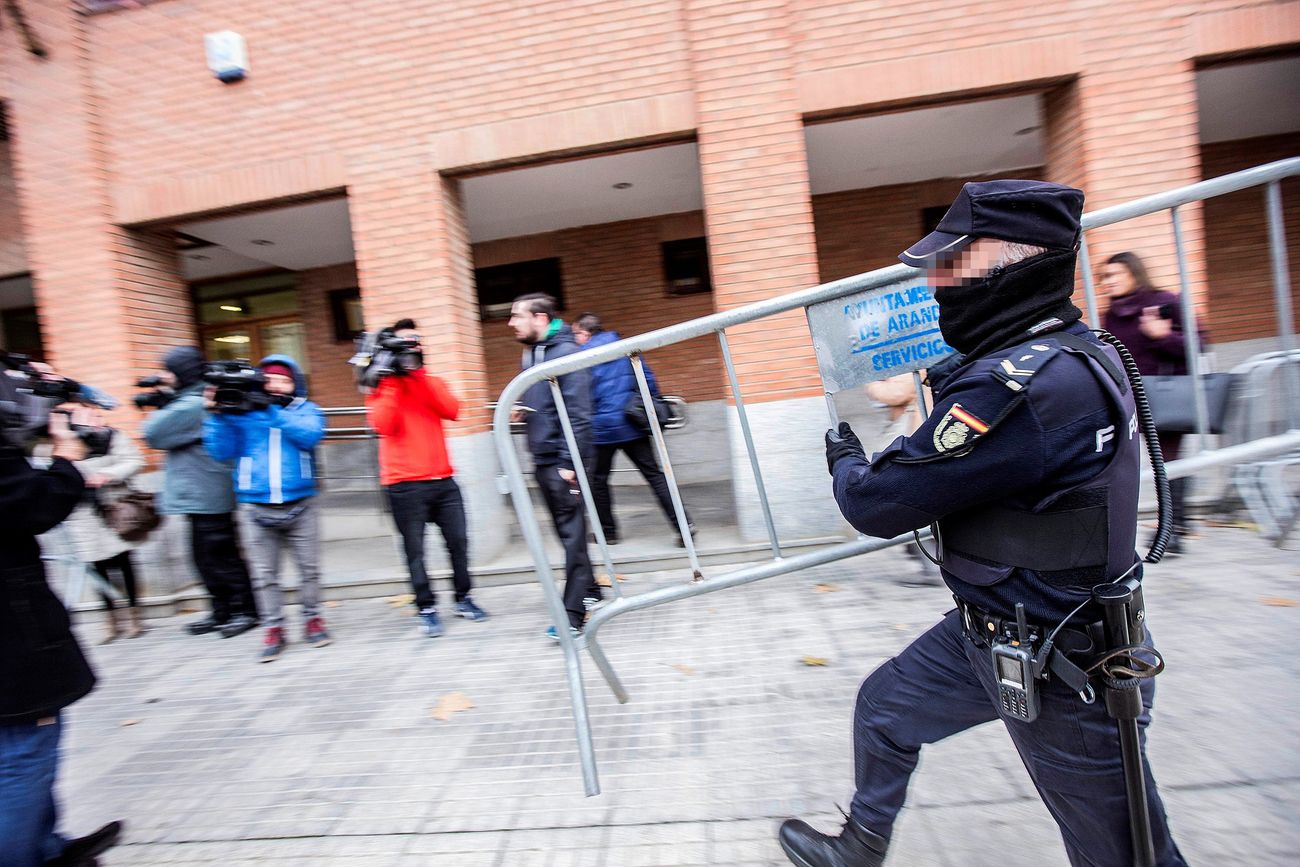 Llegada de los tres detenidos por el caso de abuso sexual en Aranda de Duero para declarar en el juzgado de Aranda de Duero.