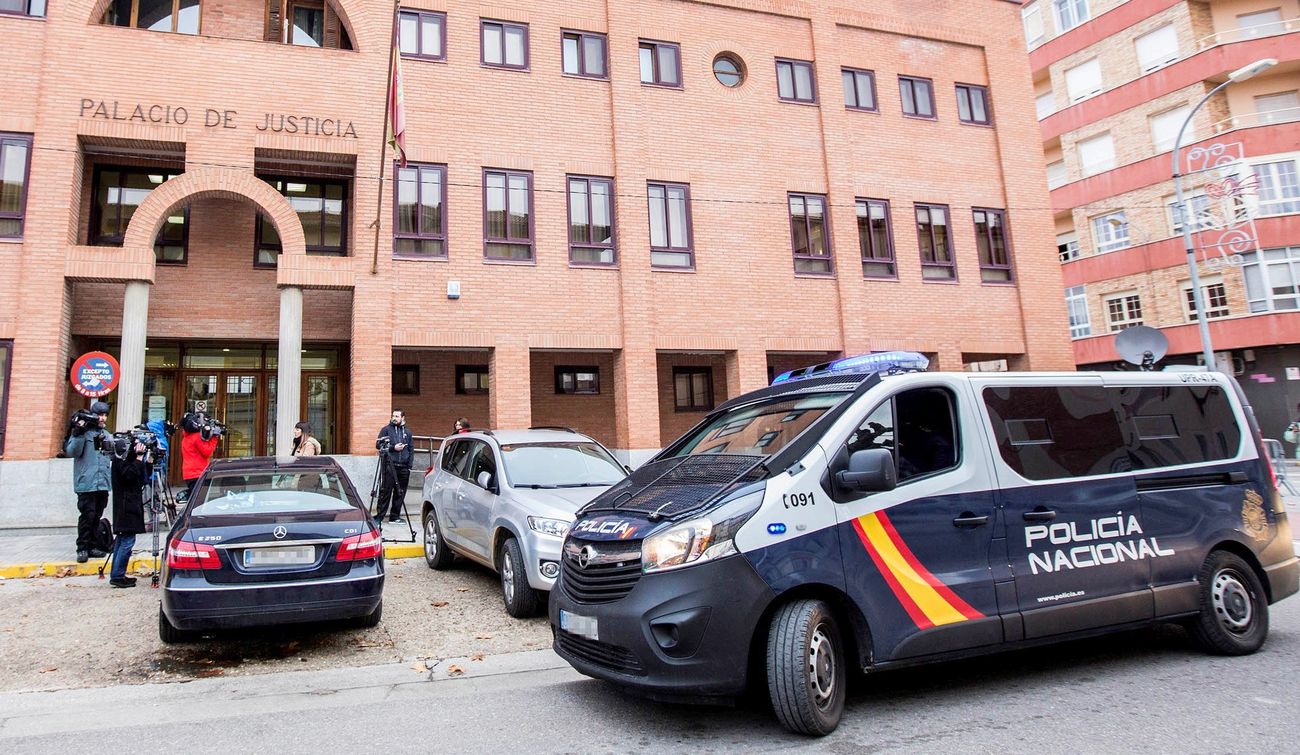 Llegada de los tres detenidos por el caso de abuso sexual en Aranda de Duero para declarar en el juzgado de Aranda de Duero.