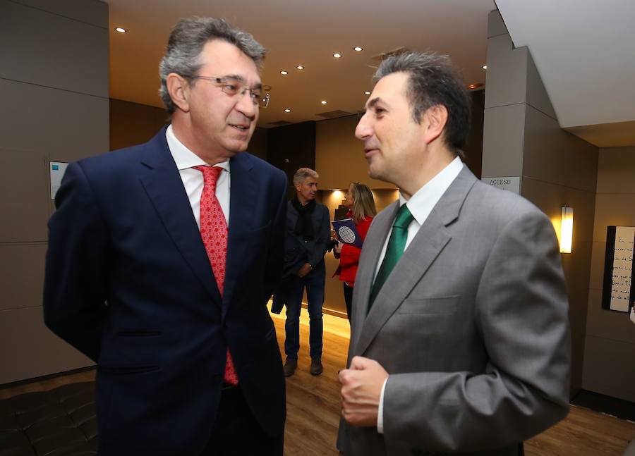 El presidente de la Diputación de León, Juan Martínez Majo, durante su intervención sobre los presupuestos de la institución provincial en el Foro Nueva Comunicación, organizado por el grupo Noroeste en Red y Caja Rural en Ponferrada 