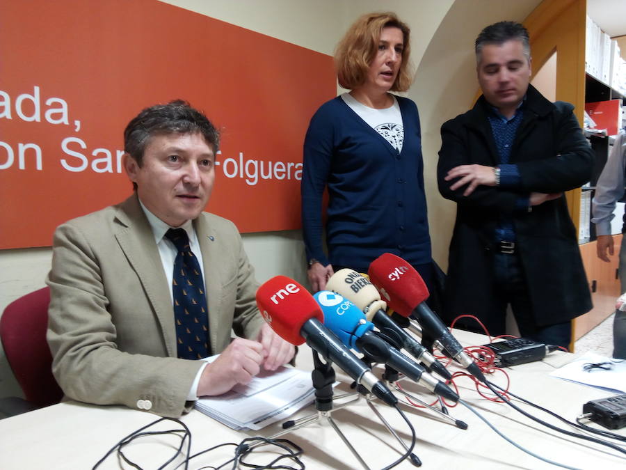 El portavoz de USE Bierzo, Samuel Folgueral, junto a dos ediles de su grupo en la comparecencia.
