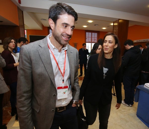 El director de vozpopuli.com, Miguel Alba, junto a Silvia Barrera, jefa de la Sección Técnica de la Unidad de Investigación Tecnológica y experta en Ciberseguridad de la Policía Nacional, durante la jornada TeCom de Ponferrada.