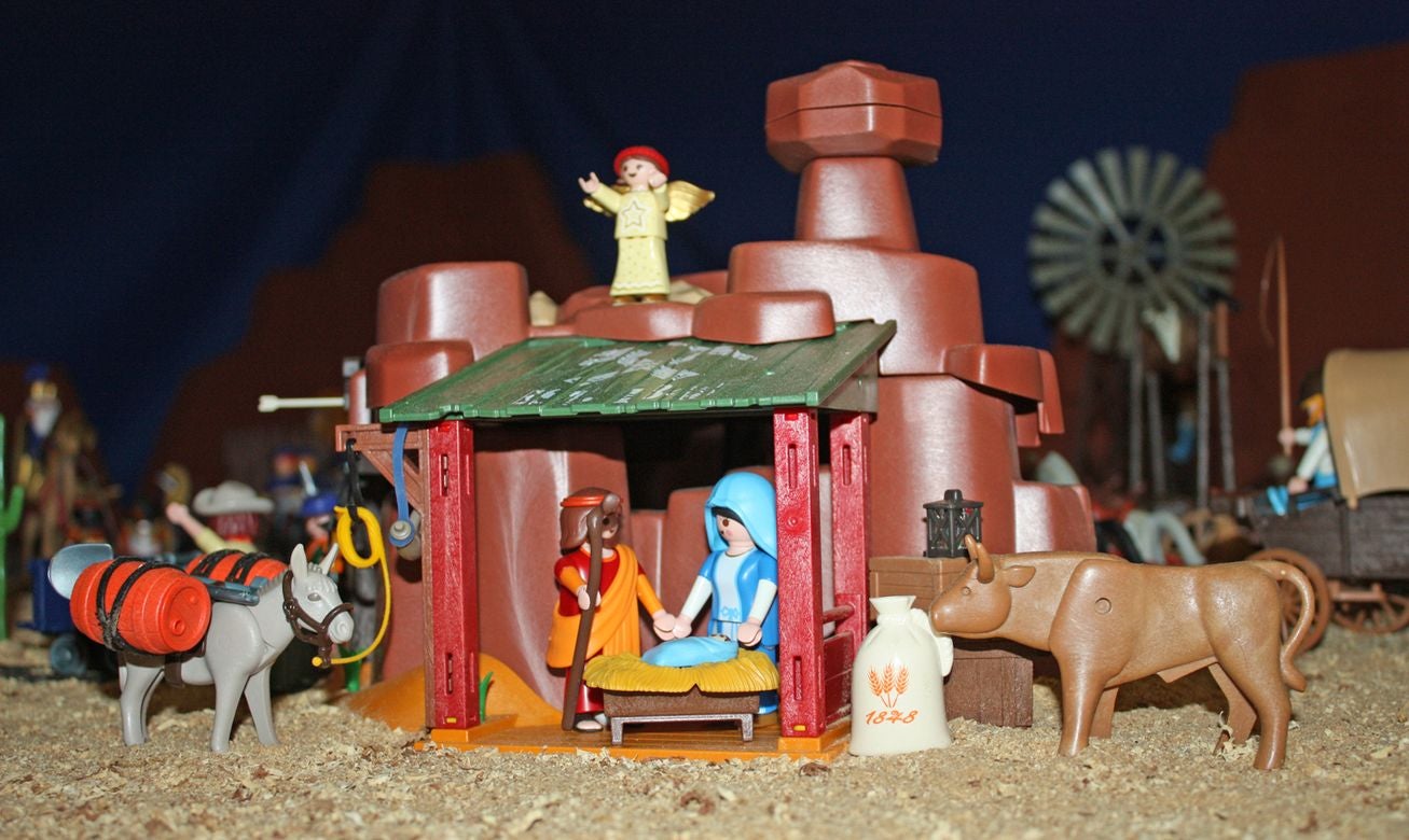 La exposición muestra las "Navidades locas en el lejano Oeste" una exposición de figuras de Playmobil propiedad del coleccionista Fernando Barrientos.