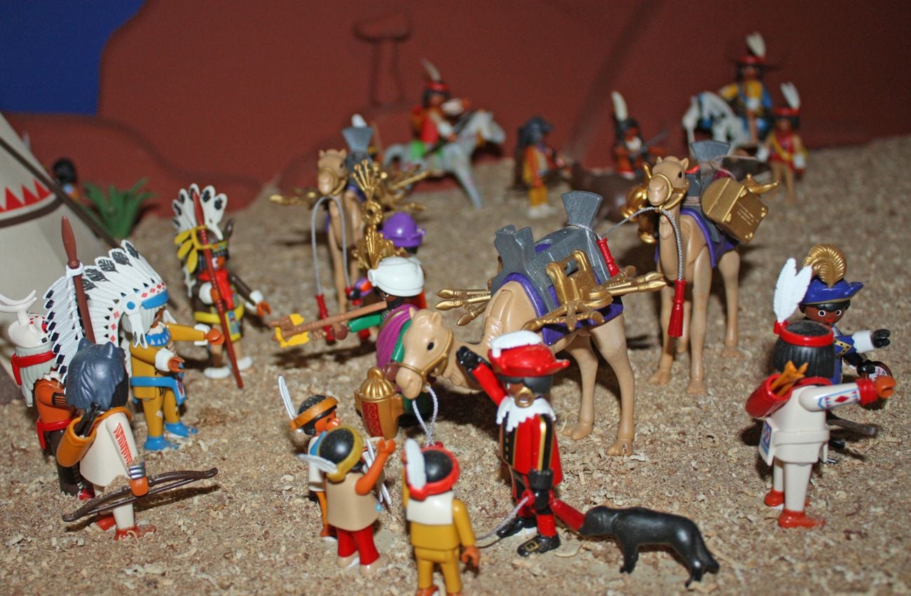 La exposición muestra las "Navidades locas en el lejano Oeste" una exposición de figuras de Playmobil propiedad del coleccionista Fernando Barrientos.