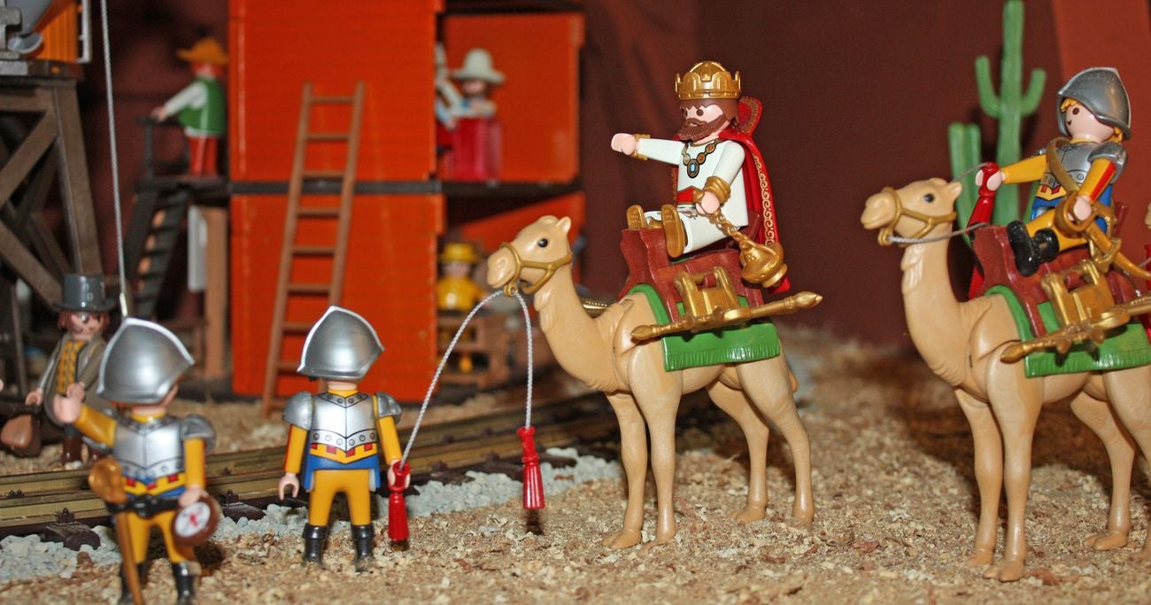 La exposición muestra las "Navidades locas en el lejano Oeste" una exposición de figuras de Playmobil propiedad del coleccionista Fernando Barrientos.