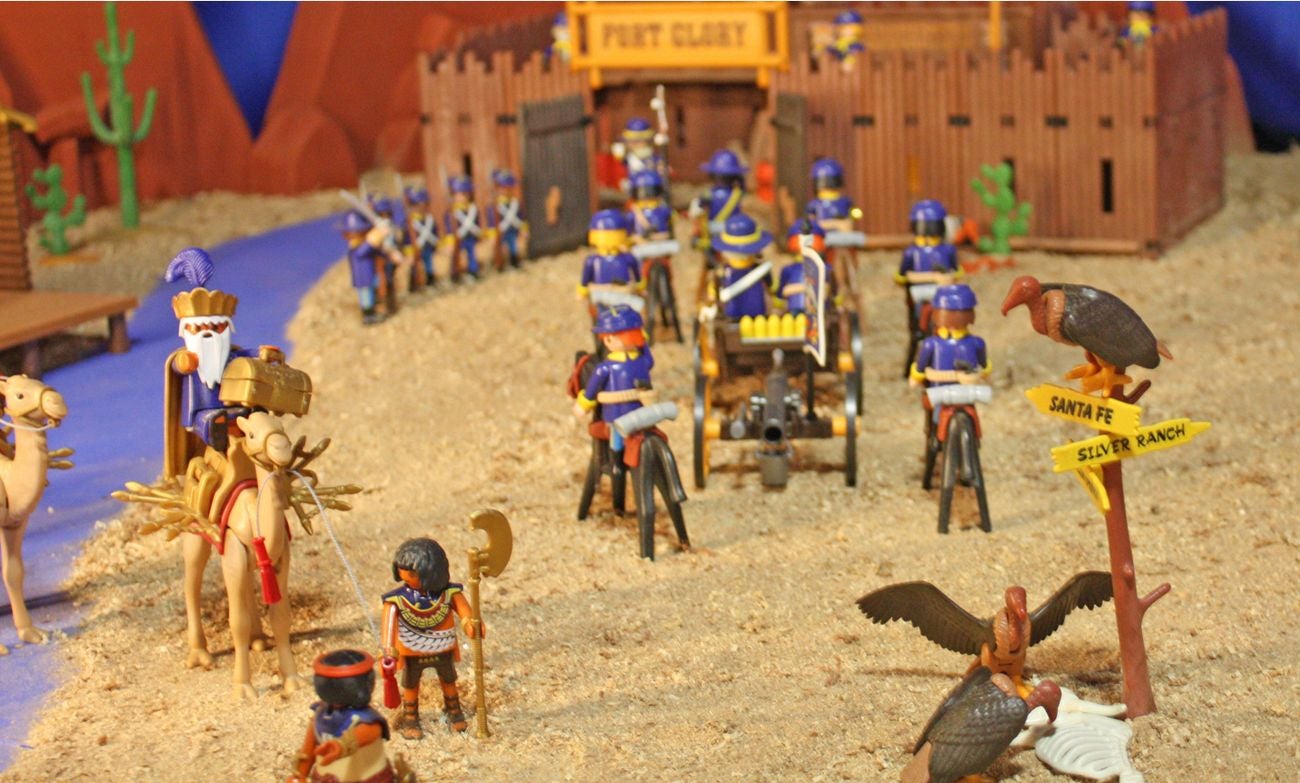 La exposición muestra las "Navidades locas en el lejano Oeste" una exposición de figuras de Playmobil propiedad del coleccionista Fernando Barrientos.